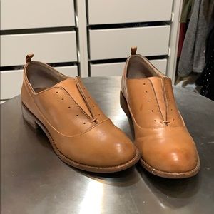 Splendid tan Oxford shoes